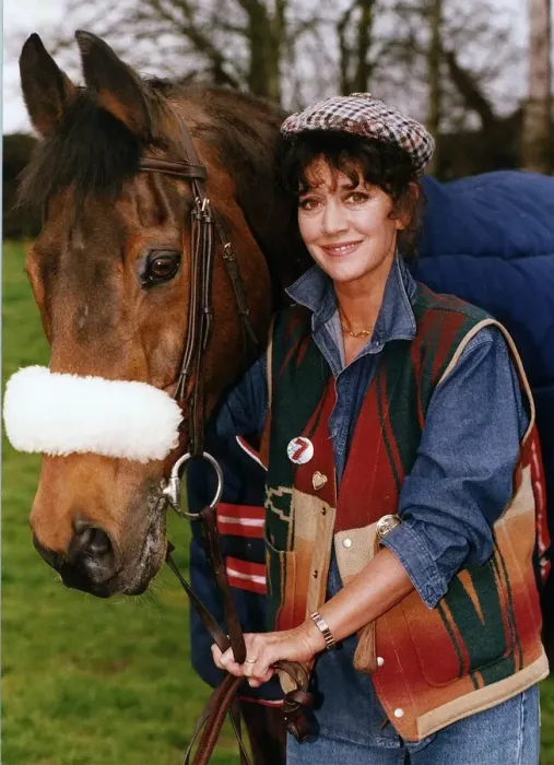 Framed Print : Amanda Barrie Actress standing next to Red Rum horse in a field Framed Print : Amanda Barrie Actress standing next to Red Rum horse in a field