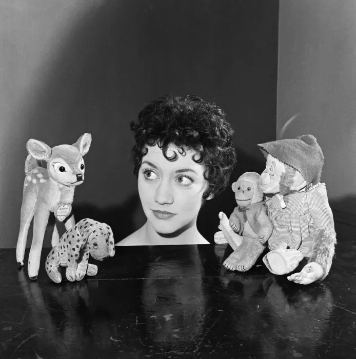 Framed Print : Amanda Barrie, aged 20, appearing in Five Past Eight at the Kings Theatre Framed Print : Amanda Barrie, aged 20, appearing in Five Past Eight at the Kings Theatre