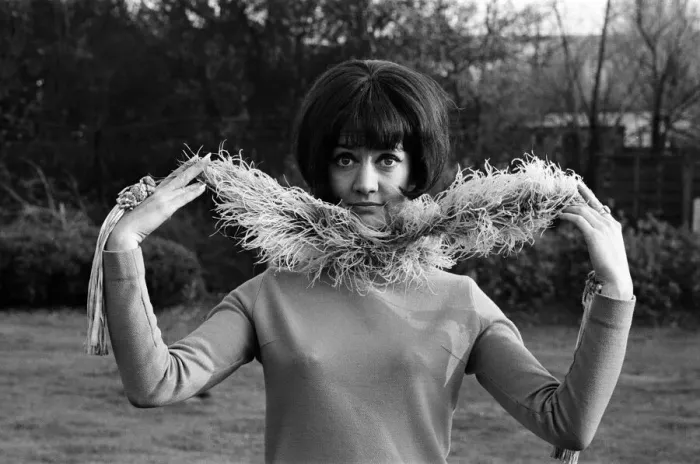 Framed Print : Amanda Barrie rehearsing at ATV studios, Elstree. She is currently recording a new series Framed Print : Amanda Barrie rehearsing at ATV studios, Elstree. She is currently recording a new series