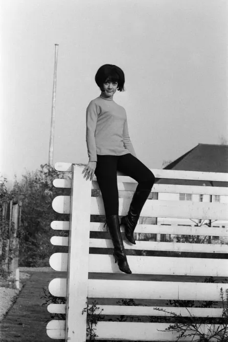 Framed Print : Amanda Barrie rehearsing at ATV studios, Elstree. She is currently recording a new series Framed Print : Amanda Barrie rehearsing at ATV studios, Elstree. She is currently recording a new series
