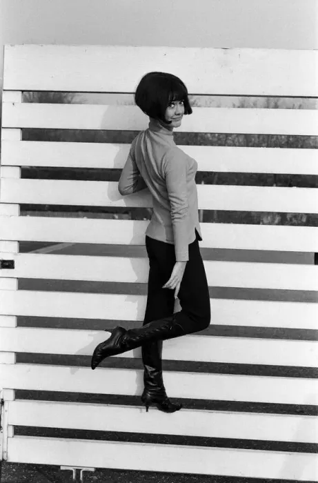 Framed Print : Amanda Barrie rehearsing at ATV studios, Elstree. She is currently recording a new series Framed Print : Amanda Barrie rehearsing at ATV studios, Elstree. She is currently recording a new series