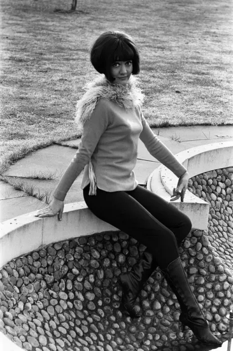 Framed Print : Amanda Barrie rehearsing at ATV studios, Elstree. She is currently recording a new series Framed Print : Amanda Barrie rehearsing at ATV studios, Elstree. She is currently recording a new series