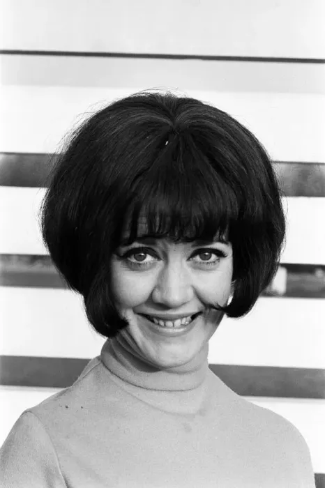 Framed Print : Amanda Barrie rehearsing at ATV studios, Elstree. She is currently recording a new series Framed Print : Amanda Barrie rehearsing at ATV studios, Elstree. She is currently recording a new series