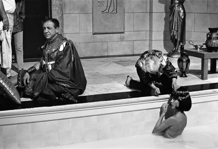 Framed Print : Amanda Barrie and Sid James on the set of Carry on Cleo'at Pinewood Studios