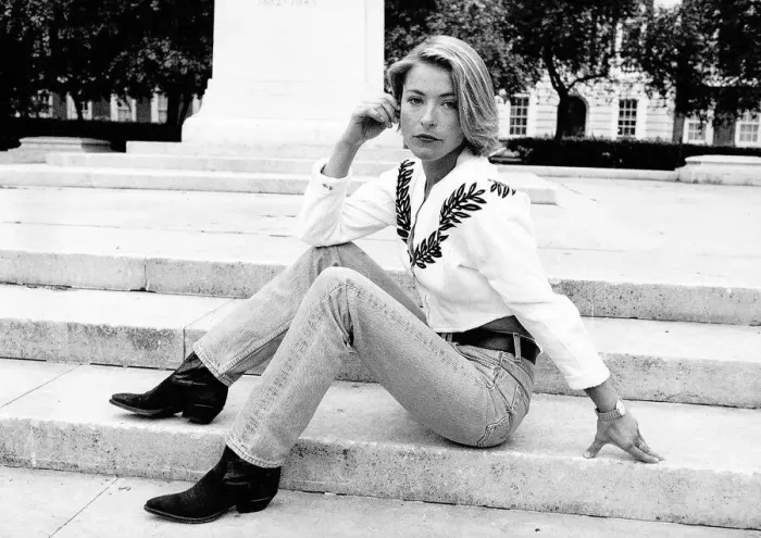 Framed Print : Amanda Donohoe Actress stars in the new movie Diamond Skulls pictured in Grosvenor Square Framed Print : Amanda Donohoe Actress stars in the new movie Diamond Skulls pictured in Grosvenor Square