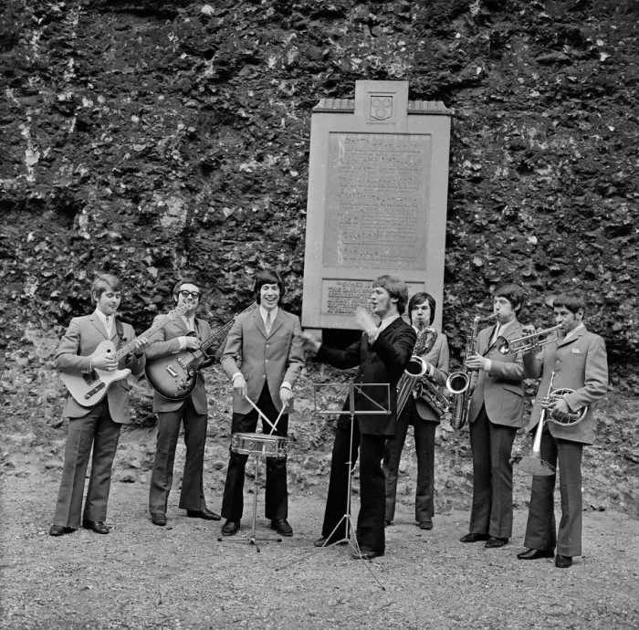 Framed Print : The Amboy Dukes pictured at Reading Abbey Ruins, Berkshire, in 1968 Framed Print : The Amboy Dukes pictured at Reading Abbey Ruins, Berkshire, in 1968