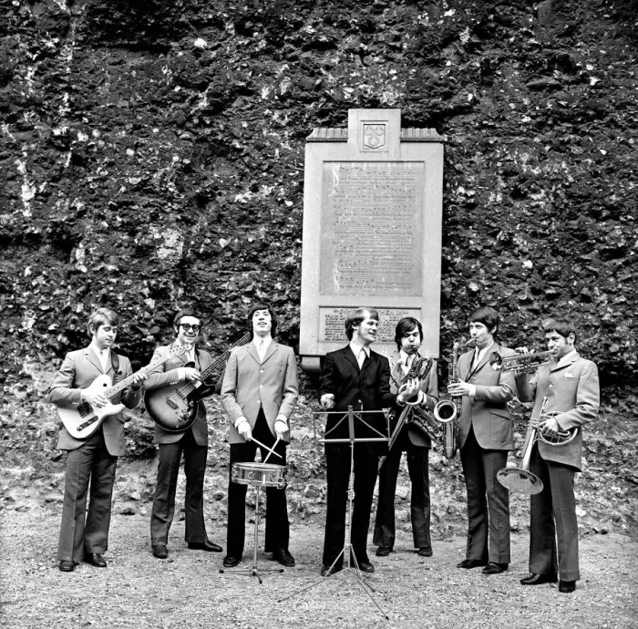 Framed Print : The Amboy Dukes pictured at Reading Abbey Ruins, Berkshire, in 1968 Framed Print : The Amboy Dukes pictured at Reading Abbey Ruins, Berkshire, in 1968