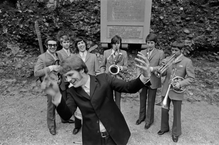 Framed Print : The Amboy Dukes pictured at Reading Abbey Ruins, Berkshire, in 1968 Framed Print : The Amboy Dukes pictured at Reading Abbey Ruins, Berkshire, in 1968