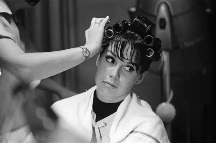 Framed Print : American actress, Mary Tyler Moore, pictured at the hairdressers at the Dorchester Hotel