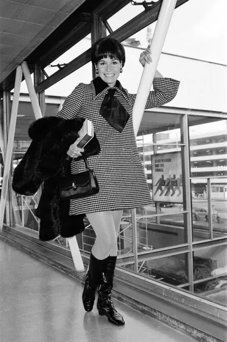 Framed Print : American actress, Mary Tyler Moore, pictured at Heathrow Airport Framed Print : American actress, Mary Tyler Moore, pictured at Heathrow Airport