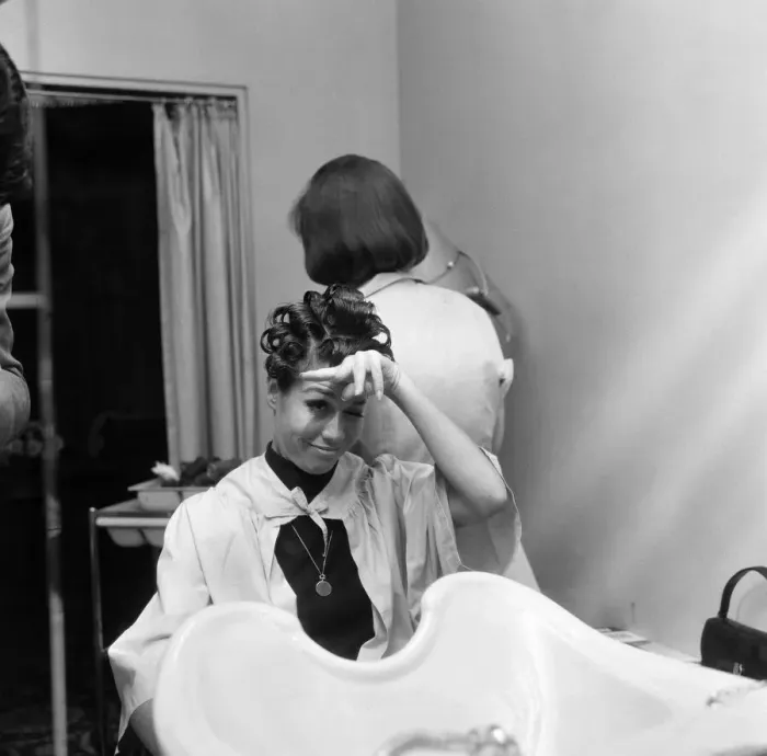 Framed Print : American actress, Mary Tyler Moore, pictured at the hairdressers at the Dorchester Hotel