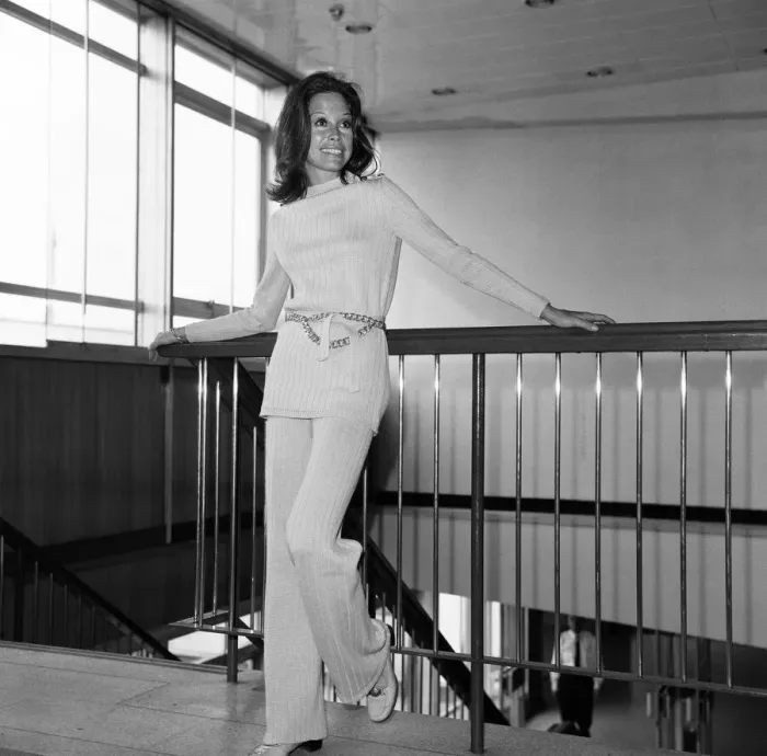 Framed Print : American Actress Mary Tyler Moore, at London Airport, on her way home to Los Angeles