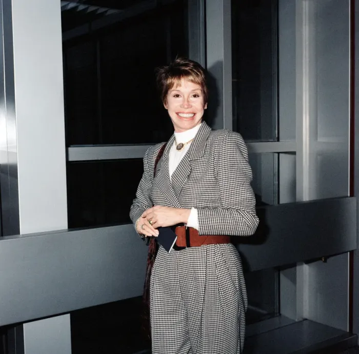 Framed Print : American Actress Mary Tyler Moore at London Airport. 28th October 1988 Framed Print : American Actress Mary Tyler Moore at London Airport. 28th October 1988