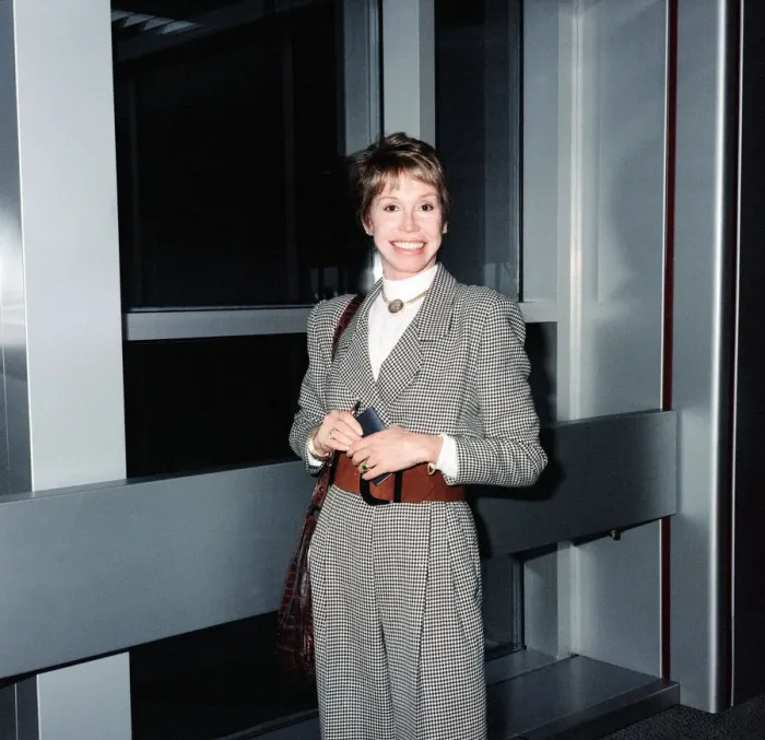 Framed Print : American Actress Mary Tyler Moore at London Airport. 28th October 1988 Framed Print : American Actress Mary Tyler Moore at London Airport. 28th October 1988