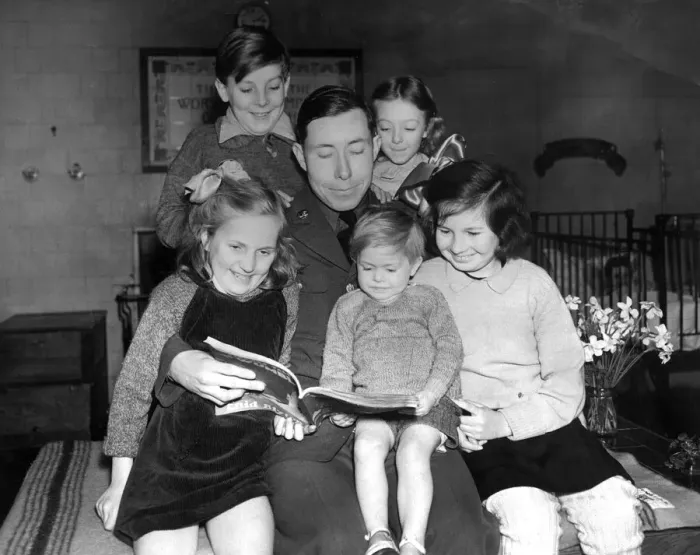 Framed Print : American army soldier Private Mike Murphy entertaining a group of kids by reading them a Framed Print : American army soldier Private Mike Murphy entertaining a group of kids by reading them a