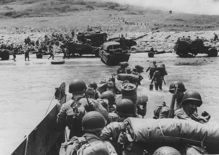 Framed Print : American assault troops landing on a beachhead on the southern coast of France. WW2 1944 Framed Print : American assault troops landing on a beachhead on the southern coast of France. WW2 1944