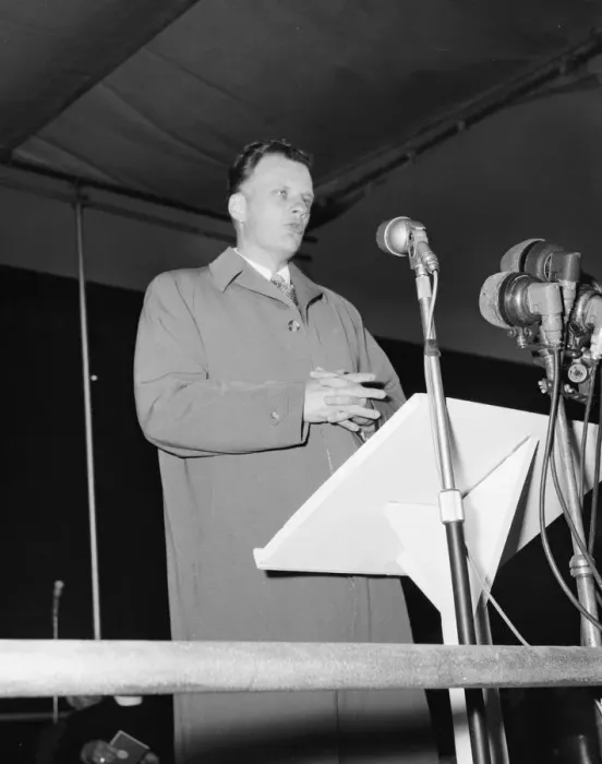 Framed Print : American evangelist Billy Graham addressing the huge crowd at Wembley during his visit to Framed Print : American evangelist Billy Graham addressing the huge crowd at Wembley during his visit to