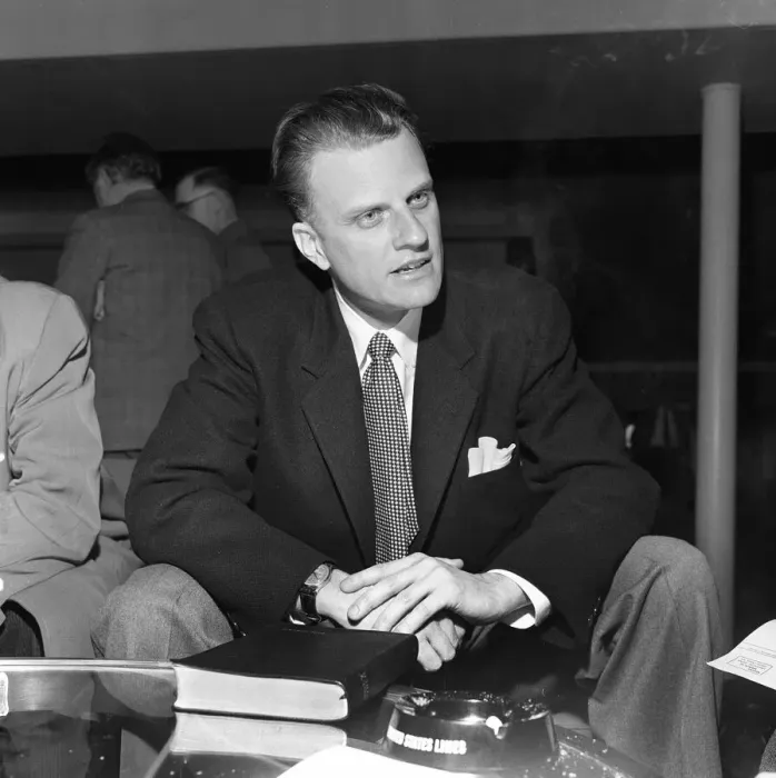 Framed Print : American evangelist Billy Graham pictured upon arrival at Southampton to begin his three Framed Print : American evangelist Billy Graham pictured upon arrival at Southampton to begin his three
