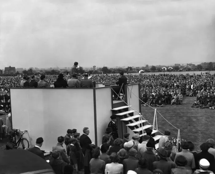Framed Print : American evangelist Billy Graham visits Dagenham in Essex to give a speech during his Framed Print : American evangelist Billy Graham visits Dagenham in Essex to give a speech during his