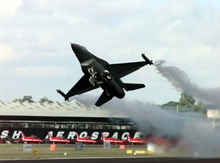 Framed Print : American F16 Fighter takes off at the Farnborough Airshow 1998 Framed Print : American F16 Fighter takes off at the Farnborough Airshow 1998