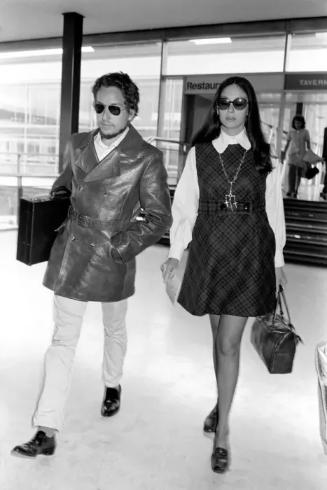 Framed Print : American folk singer, Bob Dylan and his wife left Heathrow Airport today to return home Framed Print : American folk singer, Bob Dylan and his wife left Heathrow Airport today to return home