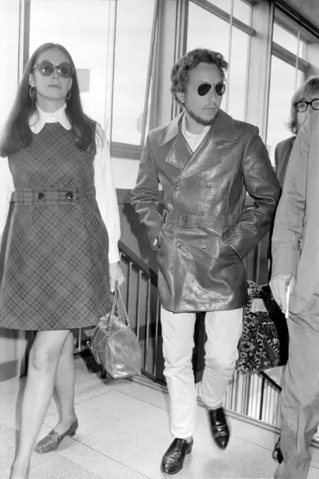 Framed Print : American folk singer, Bob Dylan and his wife left Heathrow Airport today to return home Framed Print : American folk singer, Bob Dylan and his wife left Heathrow Airport today to return home
