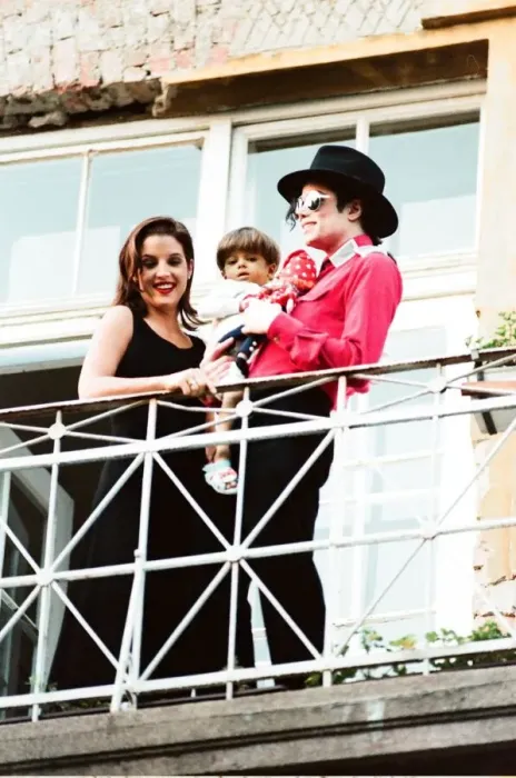 Framed Print : American pop singer Michael jackson with his new bride Lisa-Marie Presley during a visit Framed Print : American pop singer Michael jackson with his new bride Lisa-Marie Presley during a visit