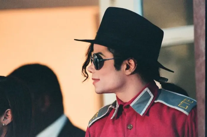 Framed Print : American pop singer Michael jackson with his new bride Lisa-Marie Presley during a visit