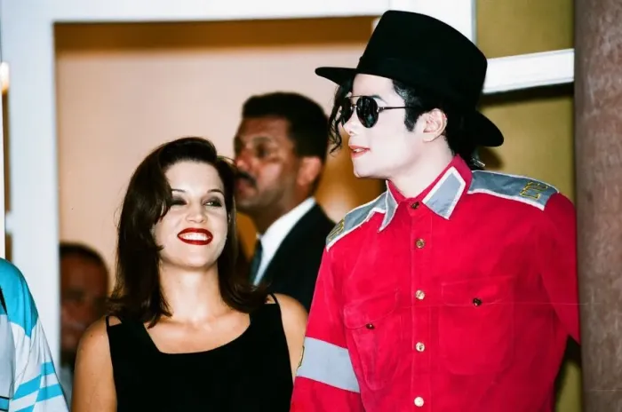 Framed Print : American pop singer Michael jackson with his new bride Lisa-Marie Presley during a visit Framed Print : American pop singer Michael jackson with his new bride Lisa-Marie Presley during a visit