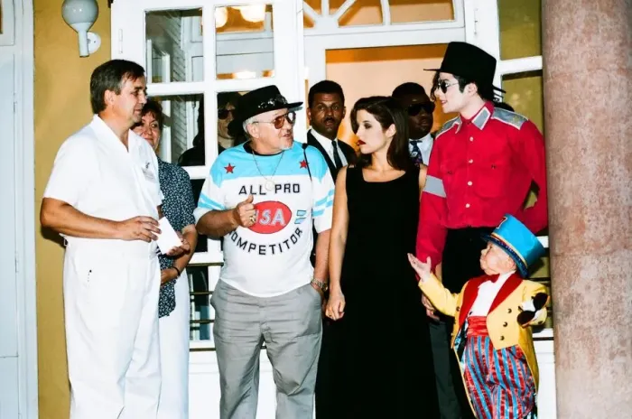 Framed Print : American pop singer Michael jackson with his new bride Lisa-Marie Presley during a visit Framed Print : American pop singer Michael jackson with his new bride Lisa-Marie Presley during a visit