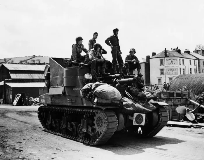 Framed Print : An American propelled gun seen here making its way to its embarkation point