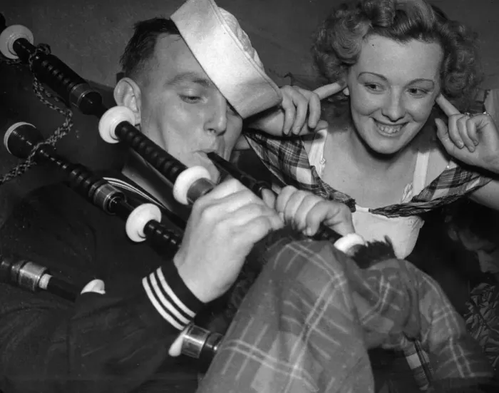 Framed Print : An American sailor in Glasgow for the fist time, tries out the bagpipes for the fist time