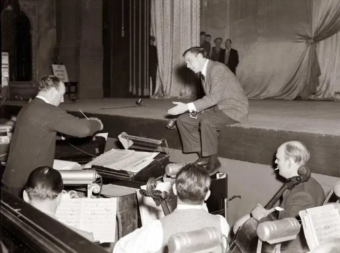 Framed Print : American singer and film star Frank Sinatra sitting on stage during rehearsals Framed Print : American singer and film star Frank Sinatra sitting on stage during rehearsals