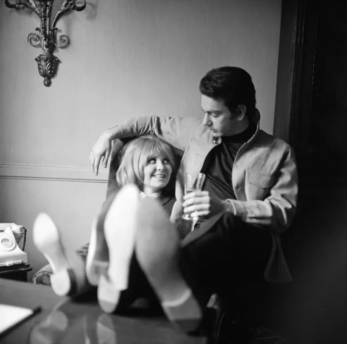 Framed Print : American songwriter Neil Diamond pictued at Westbury Hotel with Lulu