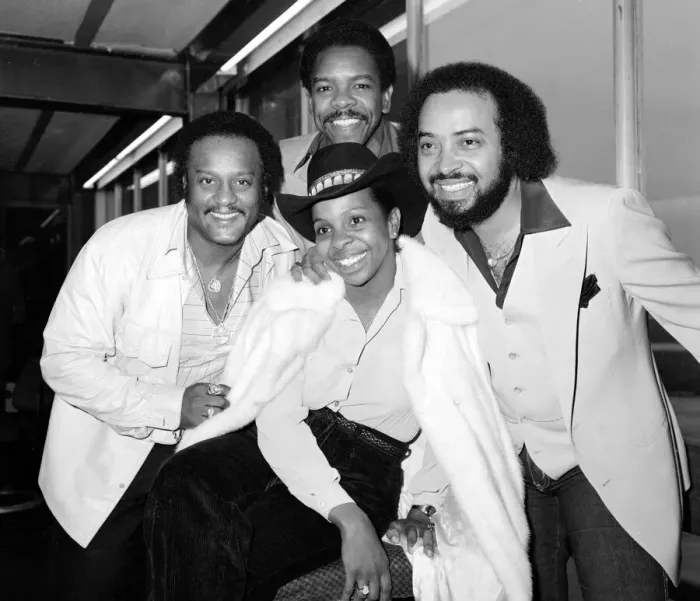 Framed Print : American soul singer Gladys Knight with her backing group The Pips consisting of l-R Framed Print : American soul singer Gladys Knight with her backing group The Pips consisting of l-R