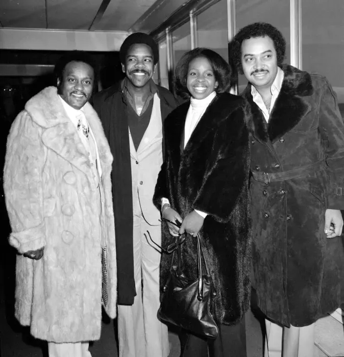 Framed Print : American soul singer Gladys Knight with her backing group The Pips consisting of l-R Framed Print : American soul singer Gladys Knight with her backing group The Pips consisting of l-R