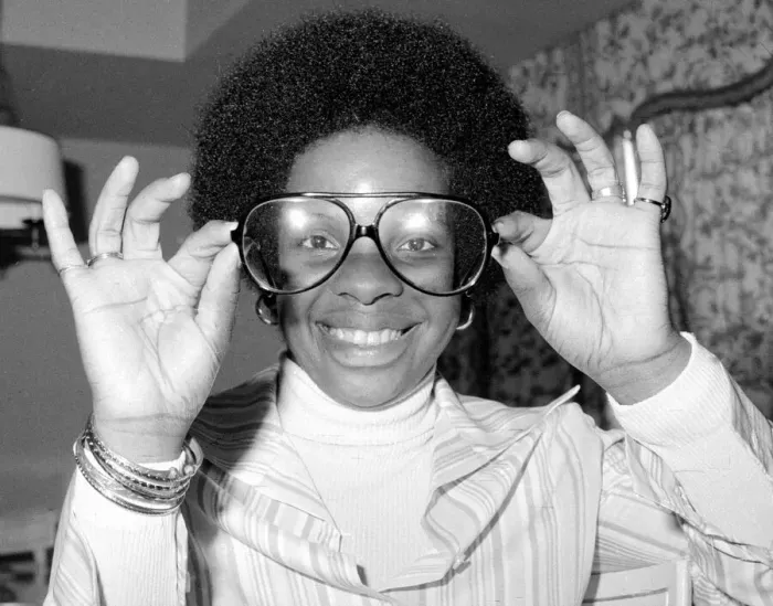 Framed Print : American soul singer Gladys Knight poses for a picture at Inn on the Park in London