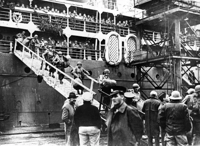 Framed Print : American troops disembarking at Cardiff docks during the Second World War, 1943 Framed Print : American troops disembarking at Cardiff docks during the Second World War, 1943