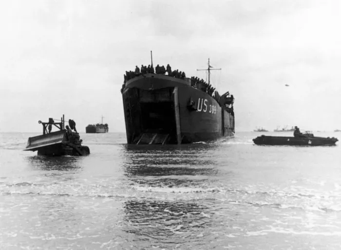 Framed Print : Americans landing on Normandy Beach, Brittany on D-Day June 1944 Framed Print : Americans landing on Normandy Beach, Brittany on D-Day June 1944