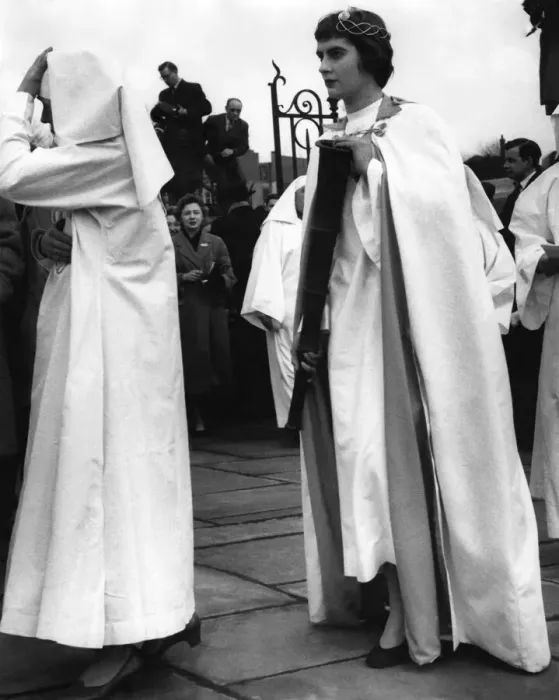 Framed Print : An Ancient Druidal ceremony was revived at Tower Hill, London today after a lapse of 162 Framed Print : An Ancient Druidal ceremony was revived at Tower Hill, London today after a lapse of 162