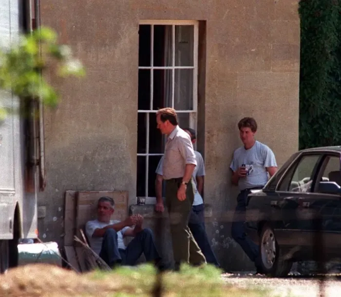 Framed Print : Andrew Parker Bowles supervises removal men as he moves his belongings from Middlewick Framed Print : Andrew Parker Bowles supervises removal men as he moves his belongings from Middlewick
