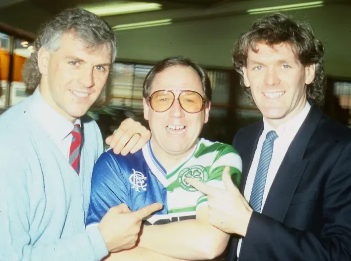 Framed Print : Andy Cameron wearing joint Rangers and Celtic jersey seen here with Graham Roberts