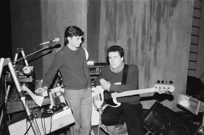 Framed Print : Andy McCluskey and Paul Humphreys (on keyboards) of the band Orchesteral Manouevers In