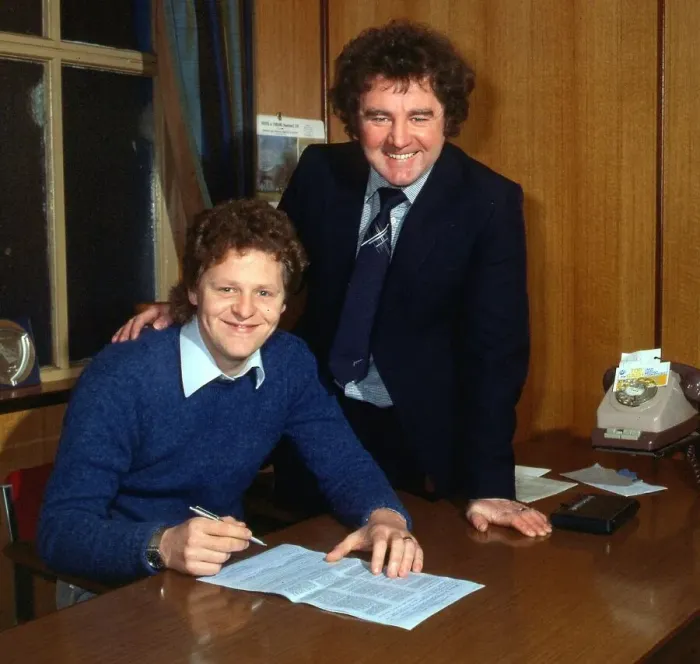Framed Print : Andy Ritchie signing new contract for Morton January 1980 Framed Print : Andy Ritchie signing new contract for Morton January 1980