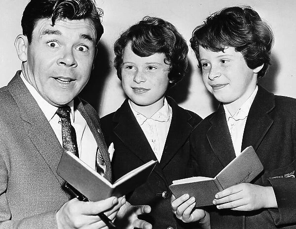 Andy Stewart singer signing autographs for twin girls
