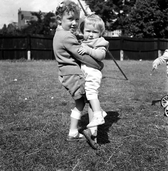Anette Gogg playing with her sister. August 1953 D5235-003