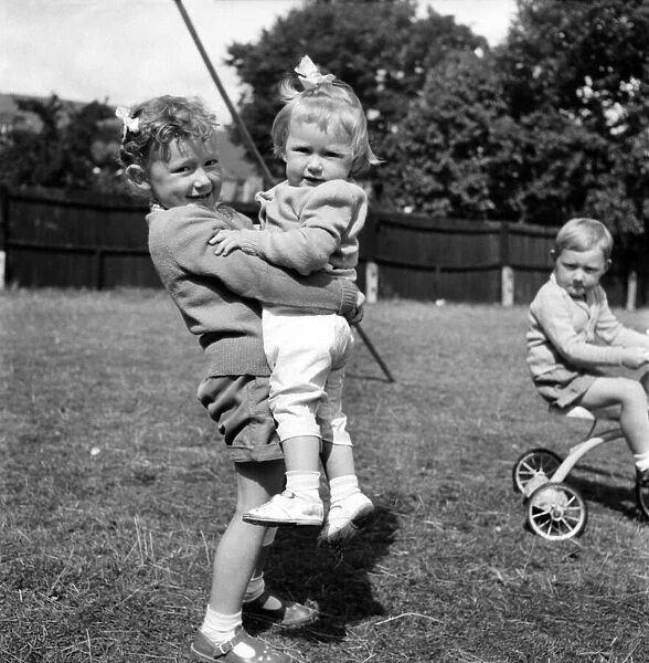 Anette Gogg playing with her sister. August 1953 D5235-004