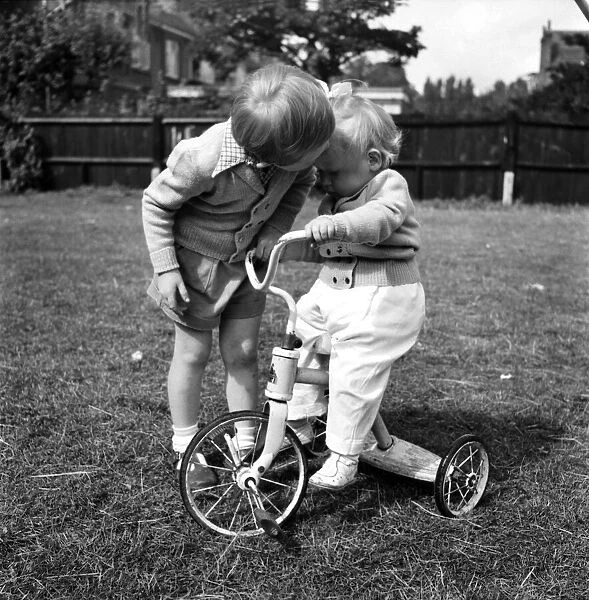 Anette Gogg playing with her sister. August 1953 D5235-006