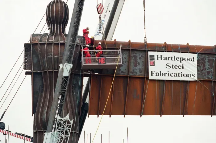 Framed Print : The Angel of the North is erected in Gateshead by staff from Hartlepool Fabrications Framed Print : The Angel of the North is erected in Gateshead by staff from Hartlepool Fabrications