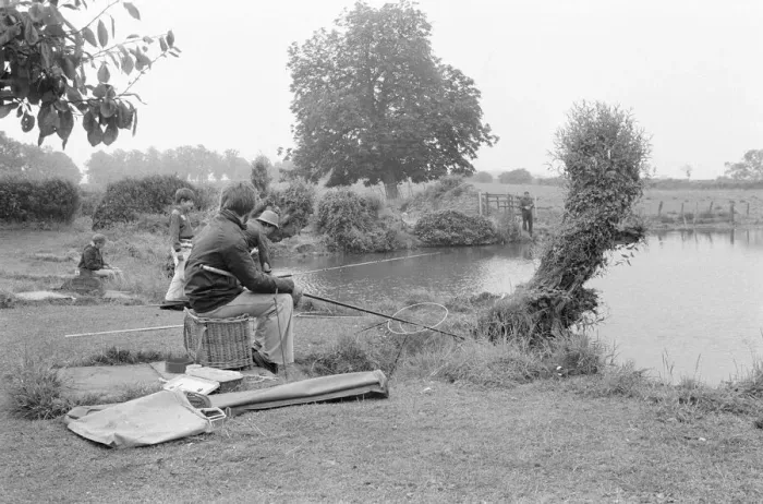 Framed Print : Anglers gathered at Wilfreds Pond near Hose in the Vale of Belvoir